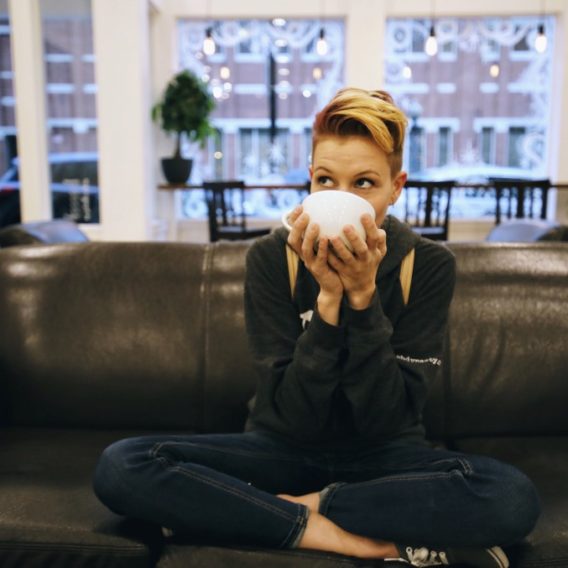 女人喝咖啡