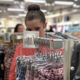 十几岁的女孩购物